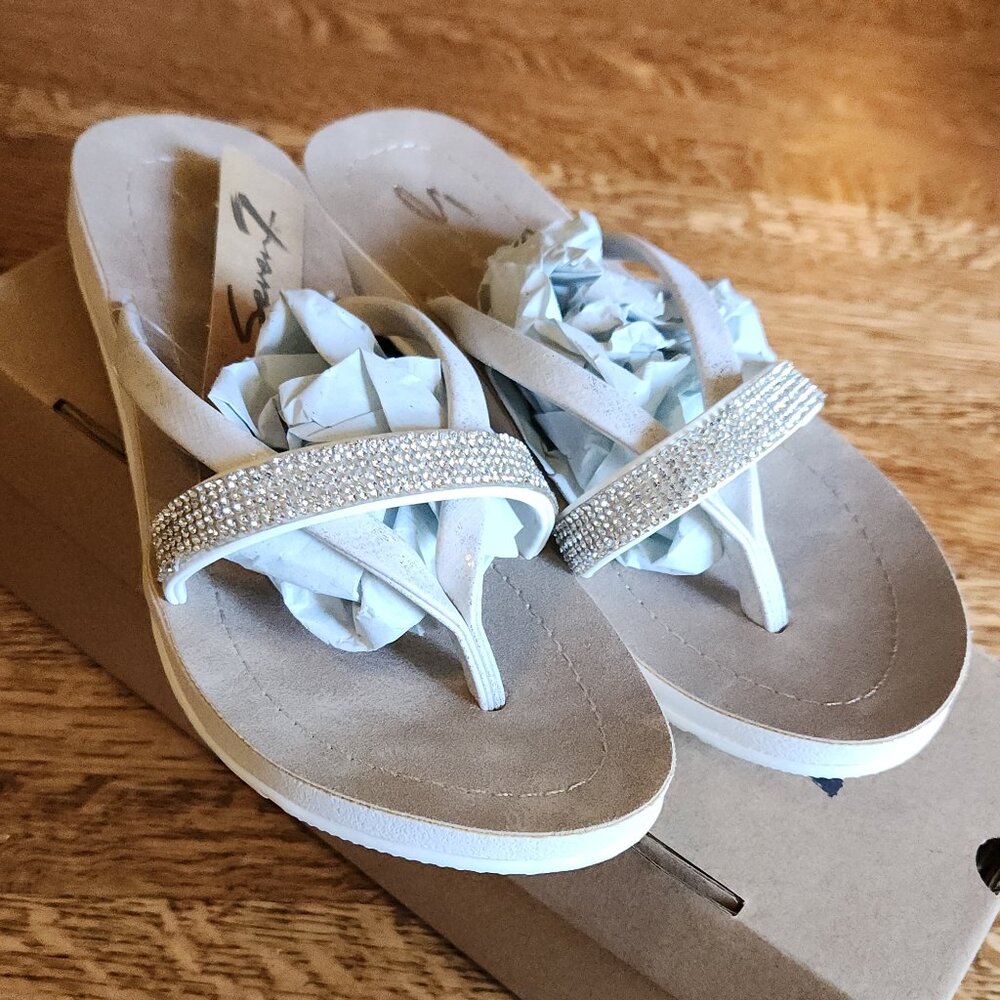 NIB Seven7 Bondi Blonde Faux Leather Embellished Sandal White Snake Metal Size 6